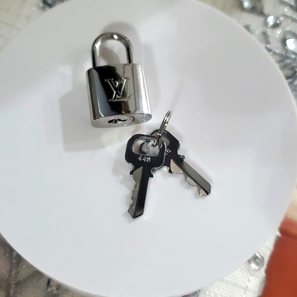 BN LOUIS VUITTON SILVER LOCK AND TWO KEYS - Picture 3 of 6
